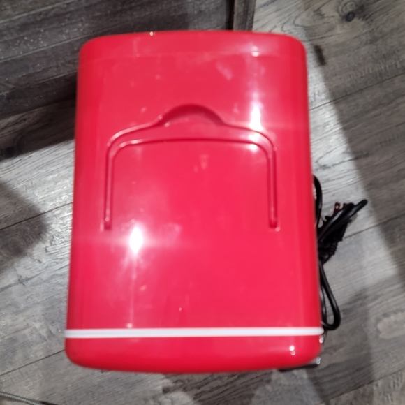 Frigidaire Cosmetic Or Drink Desktop Refrigerator - Picture 2 of 4